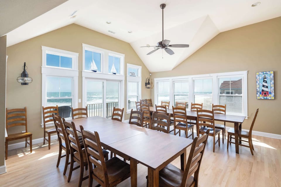 Dining Area (Seats 22 w/ bar seating)