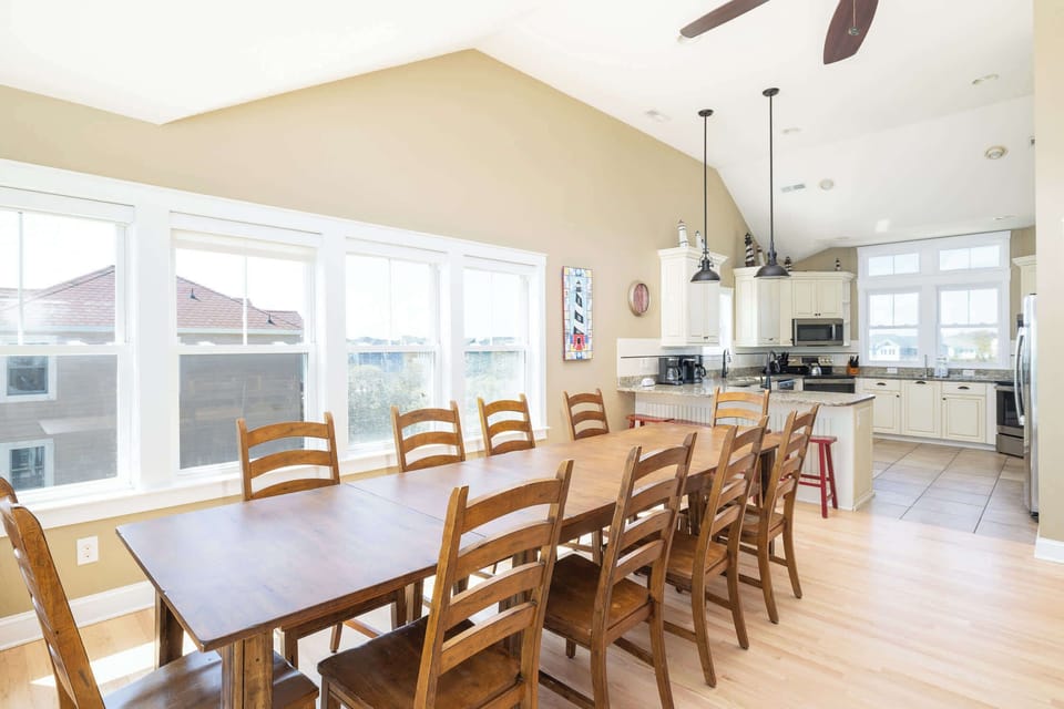 Dining Area (Seats 22 w/ bar seating)