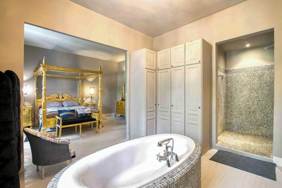 Deluxe Suite, 2 Bathrooms, Courtyard View | Egyptian cotton sheets, premium bedding, Select Comfort beds, desk