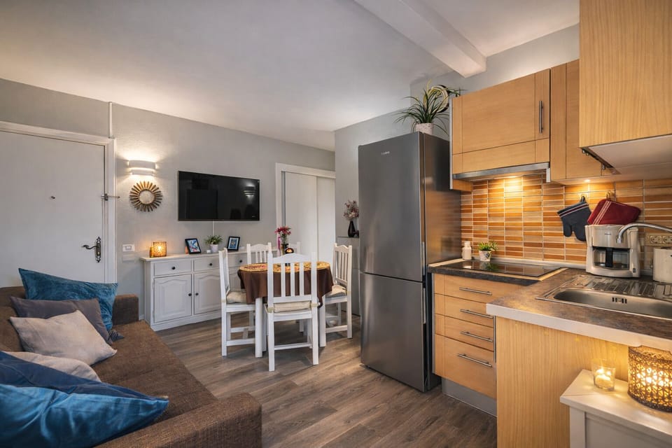 Deluxe Apartment, Balcony, City View | Private kitchen | Electric kettle, toaster