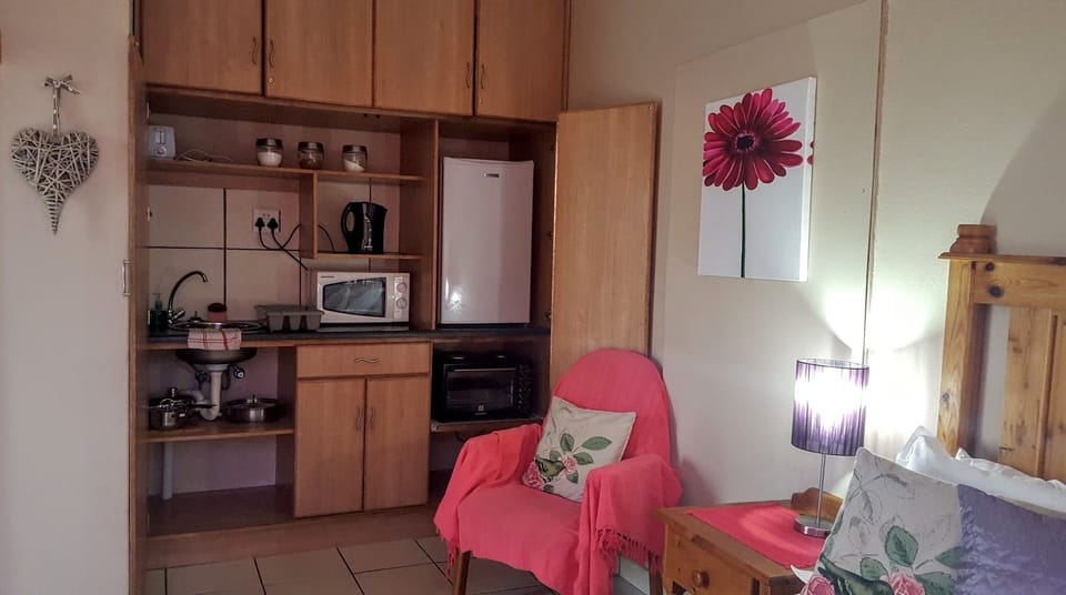 Double Room | Private kitchenette | Stovetop, electric kettle, cookware/dishes/utensils