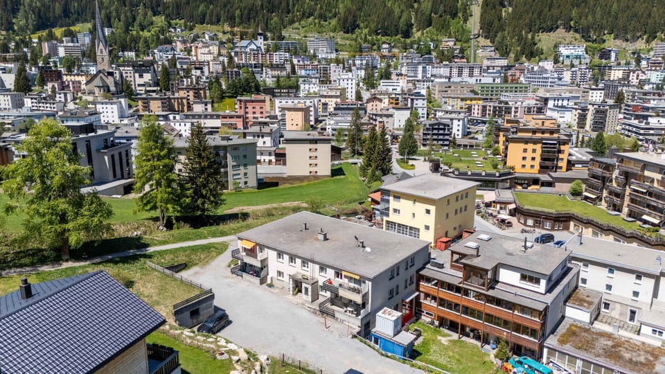 Aerial view of the Davos neighborhood and nearby mountain scenery
