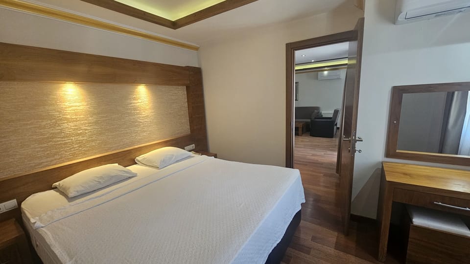 Comfort Suite | Minibar, bed sheets