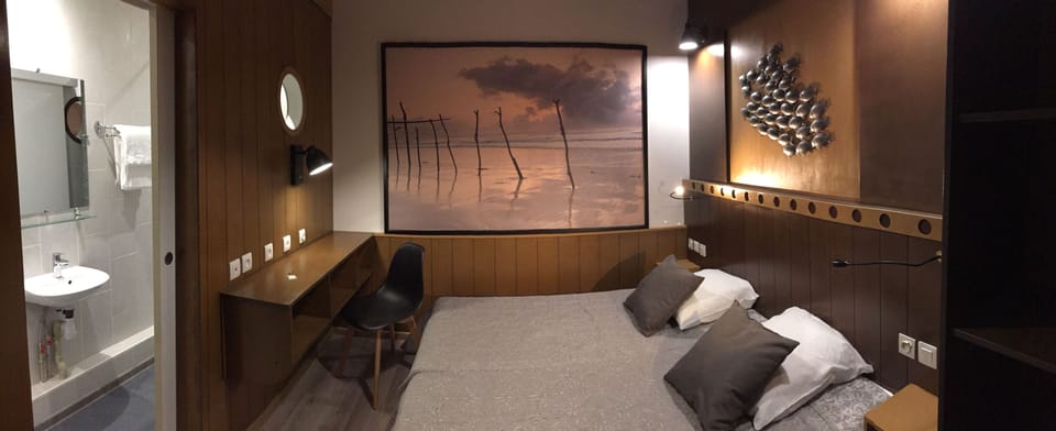 Chambre Double Confort, salle de bains privée | Desk, iron/ironing board, free WiFi, bed sheets