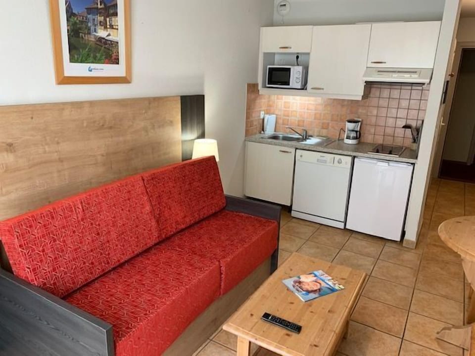 The fully equipped kitchen makes it easy to pick up local produce and wines from nearby Colmar and cook in.