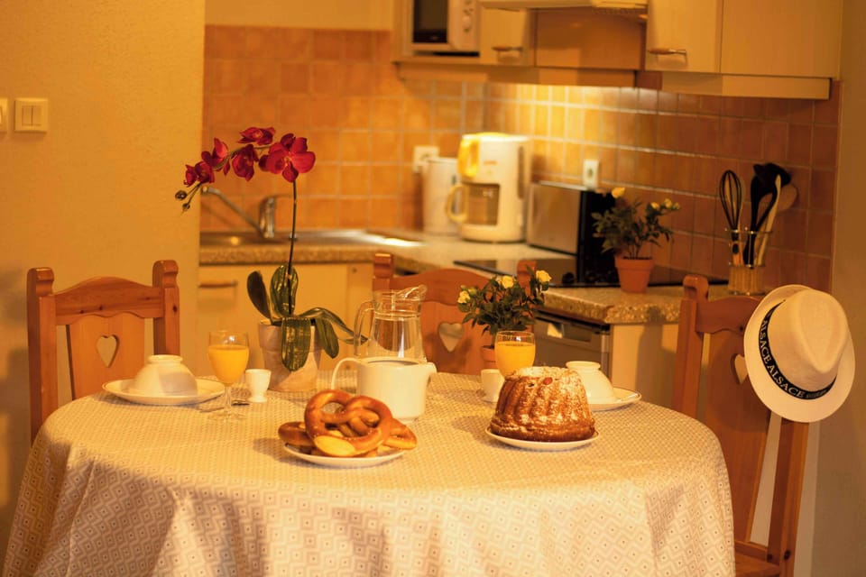 Start your morning with coffee and pastries — the residence's bakery order service brings fresh breakfast right to your door.