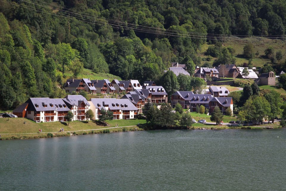 Set on the peaceful shores of Lake Génos, this lakeside setting connects you directly to nature while staying close to village life.