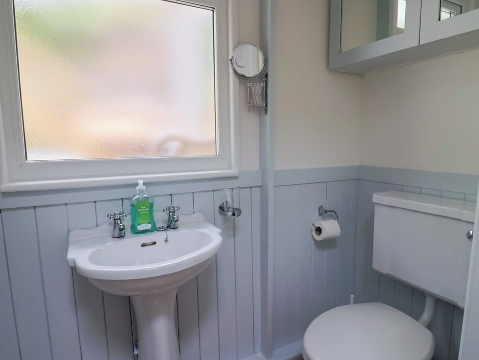 Salt & Stone Cottage in Lyme Regis