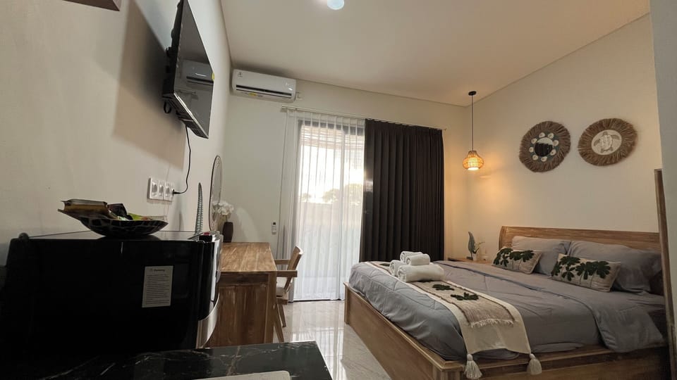 Desk, laptop workspace, free WiFi, bed sheets