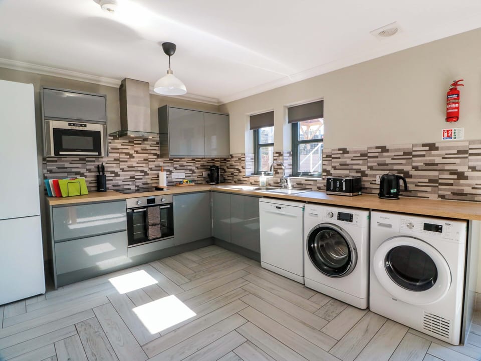 Dishwasher, cookware/dishes/utensils