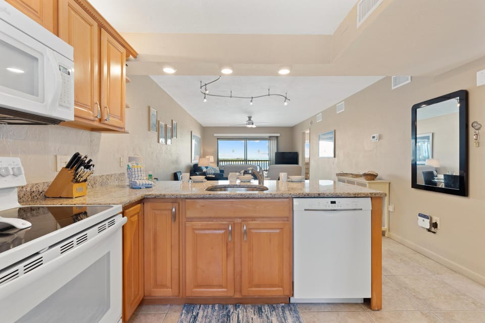 Condo, 1 King Bed with Sofa bed (Carlos Pointe #523-Shelloway) | Private kitchen