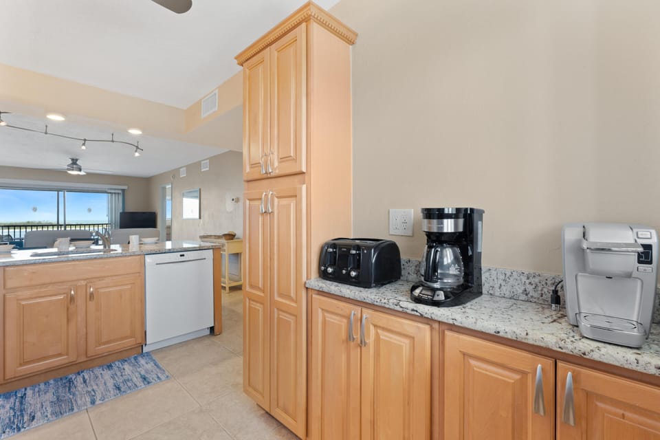 Condo, 1 King Bed with Sofa bed (Carlos Pointe #523-Shelloway) | Private kitchen