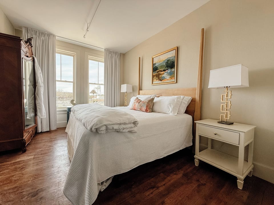 Comfort Room, City View | Desk, laptop workspace, iron/ironing board, free WiFi