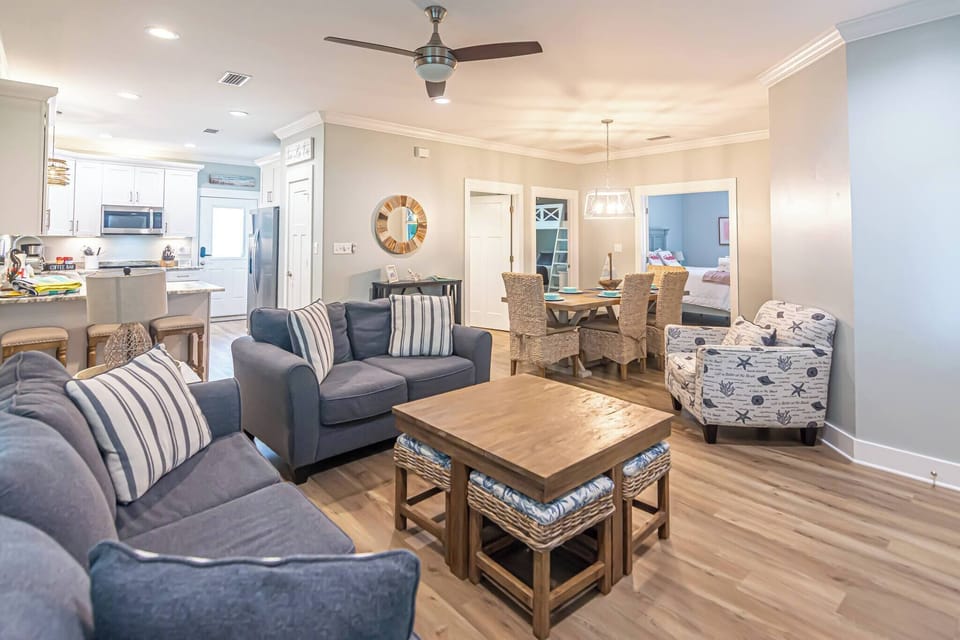 House, 4 Bedrooms, Smoking, Balcony | Living room | Books