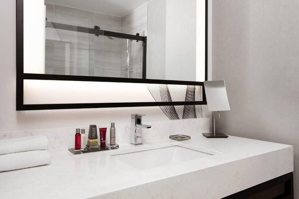 Junior Suite, River View | Bathroom