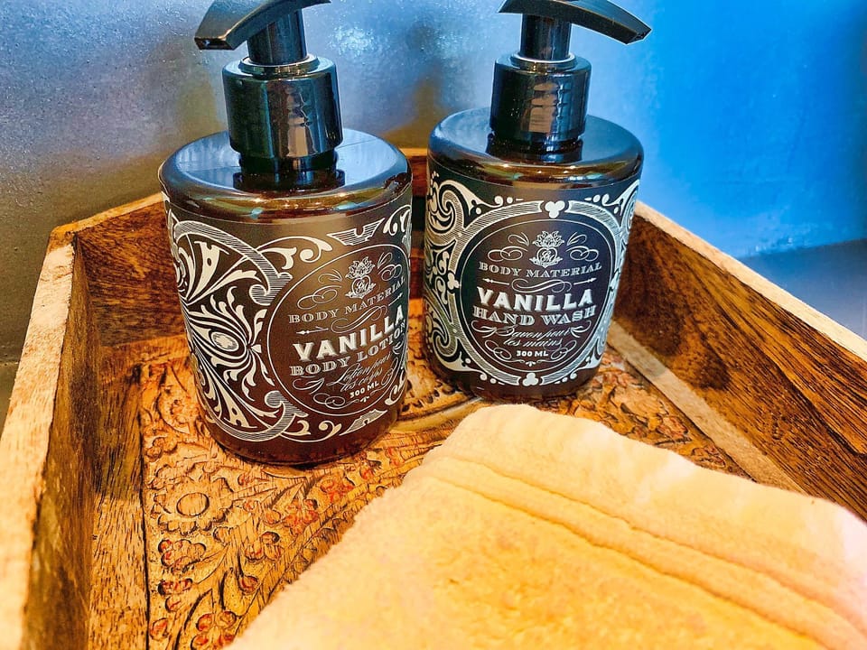 Chalet (Corner) | Bathroom | Shower, hair dryer, towels, soap