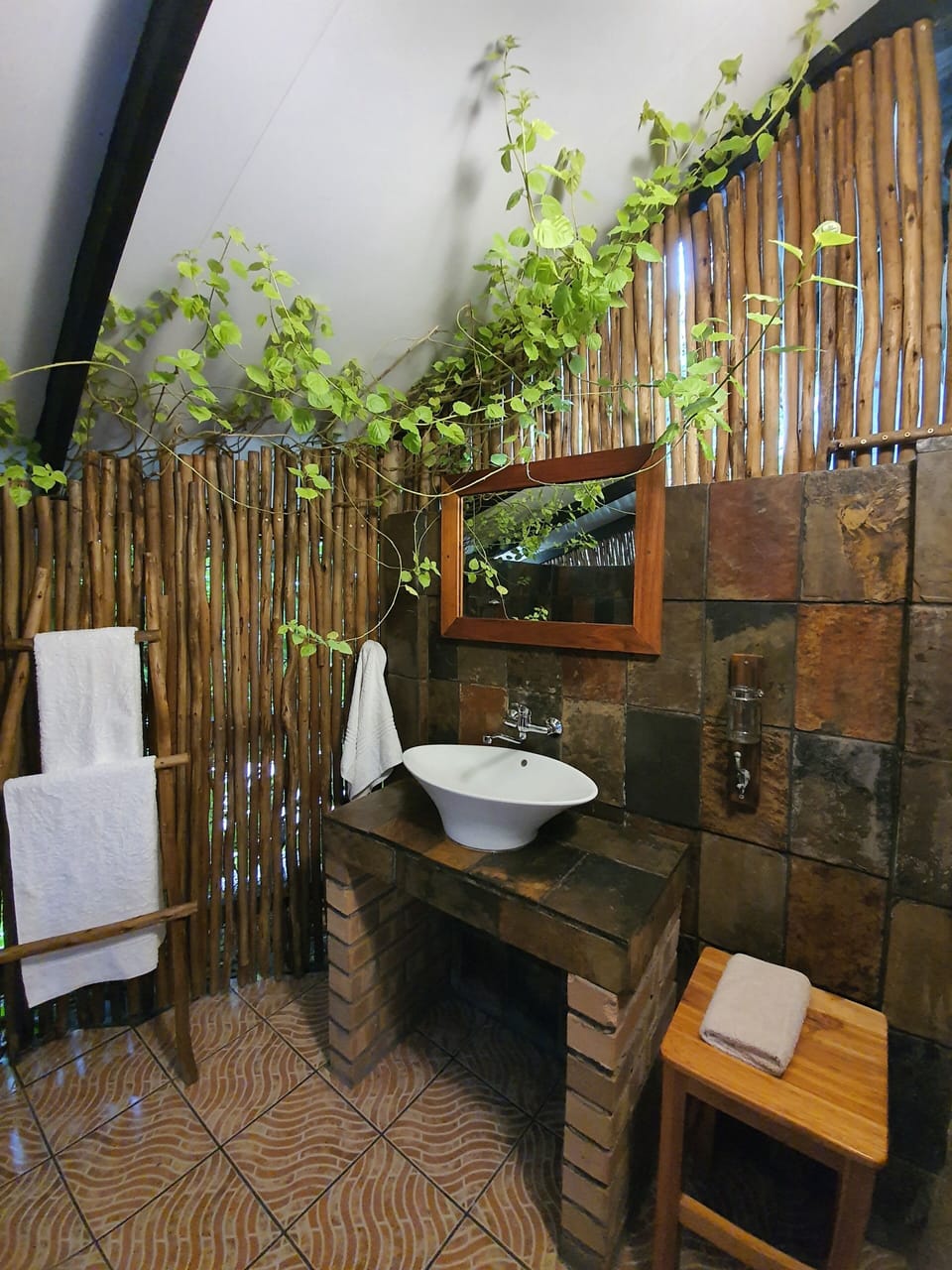 Twin Room with Outdoor Shower 5 | Bathroom sink