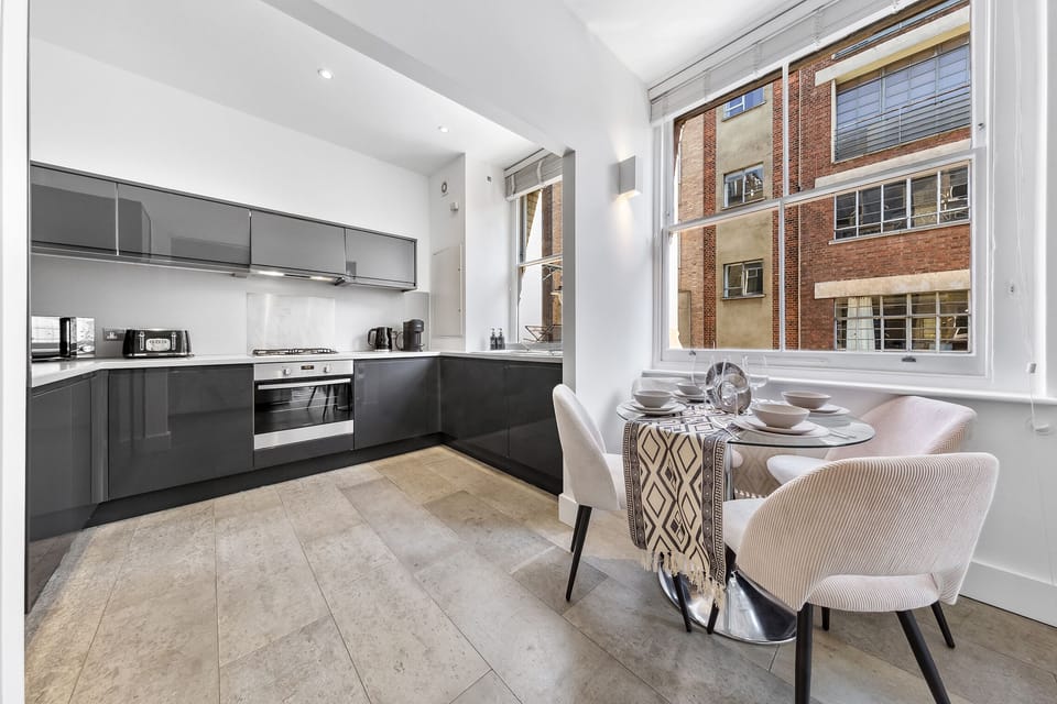 Deluxe Apartment | Private kitchen | Fridge, microwave, cookware/dishes/utensils