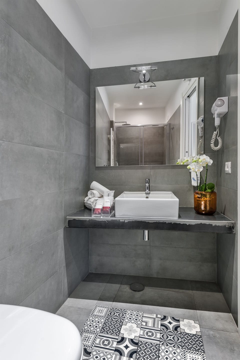 Standard Double Room, City View | Bathroom | Shower, rainfall showerhead, free toiletries, hair dryer
