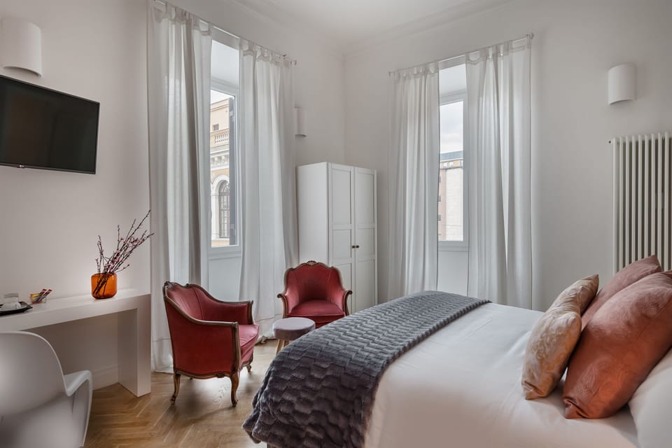 Deluxe Suite, City View | Premium bedding, minibar, in-room safe, desk