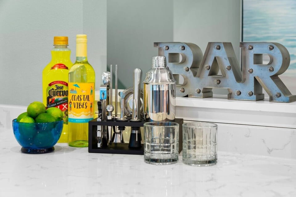 Kitchen: Mix your own cocktail drinks for your group.