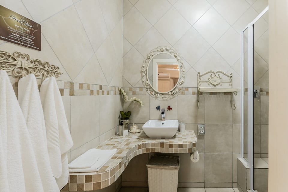 Luxury Double Room, 1 Queen Bed | Bathroom | Shower, free toiletries, hair dryer, towels