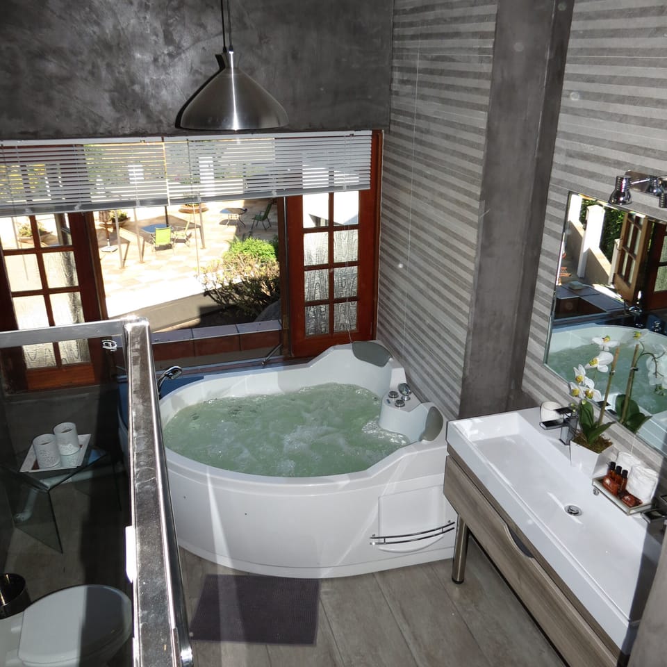 Jetted tub