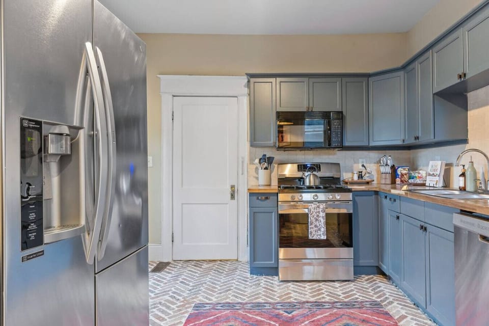 Full kitchen with all of the amenities!