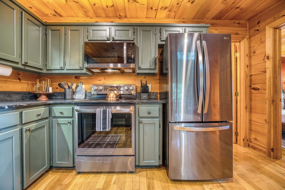 High-End & Fully Equipped – Whether you're making a quick snack or a full meal, this kitchen has everything you need with luxury appliances and plenty of storage.
