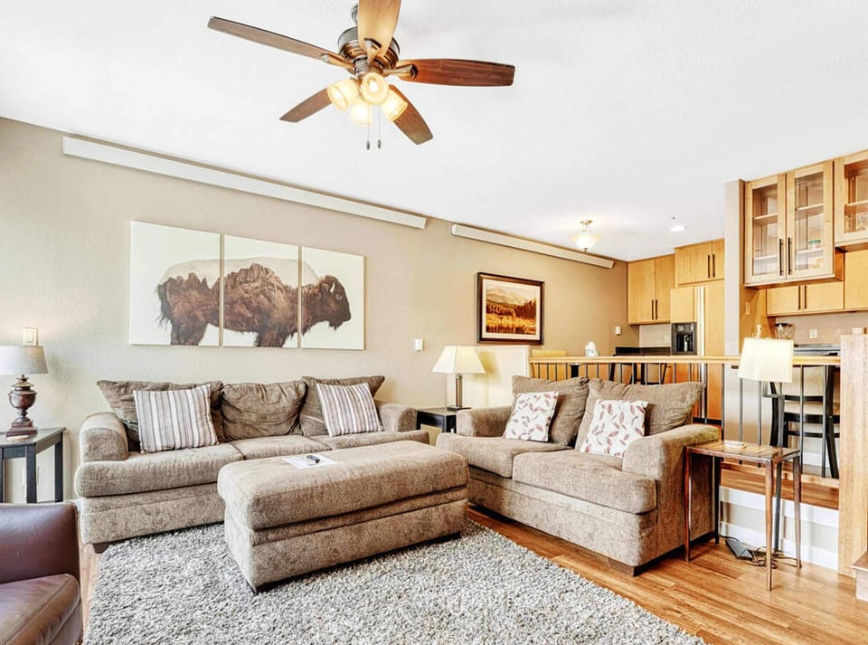 Condo, Multiple Beds, Balcony, Mountain View (Crestview Place 303) | Living area