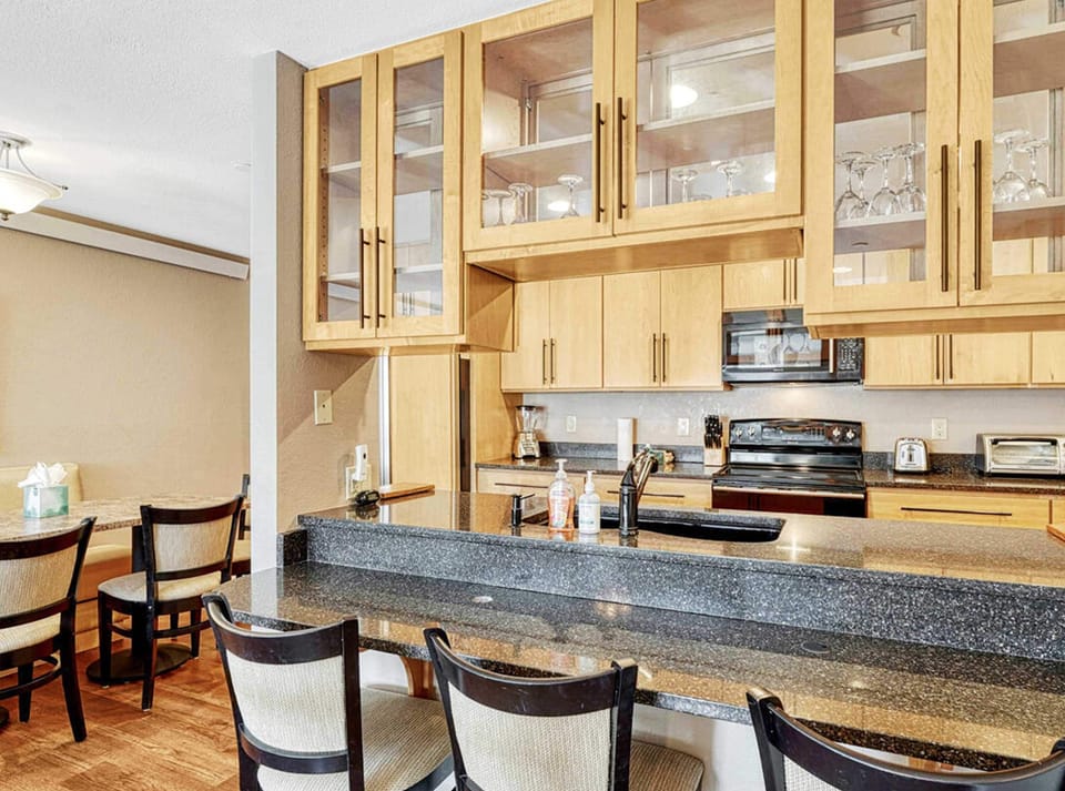 Condo, Multiple Beds, Balcony, Mountain View (Crestview Place 303) | Private kitchen