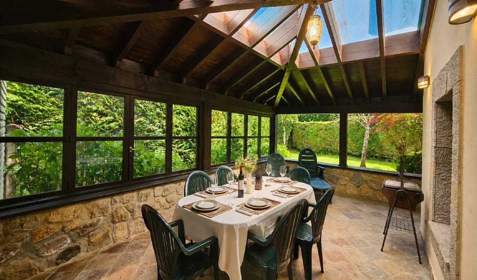 Property building,BBQ facilities,Garden,Balcony/Terrace,Dining area,Garden view