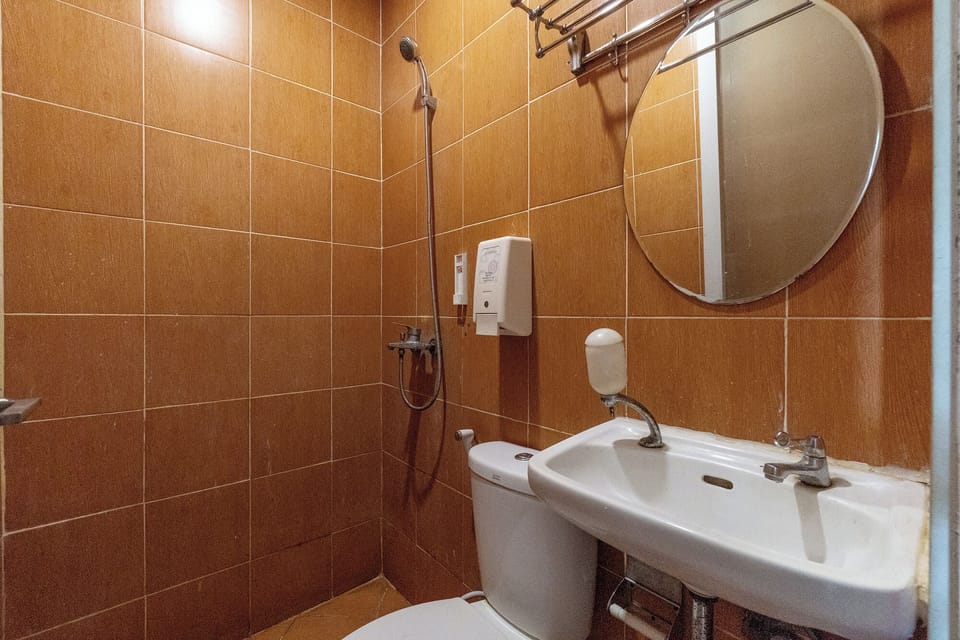 Executive Double Room | Bathroom | Shower, towels
