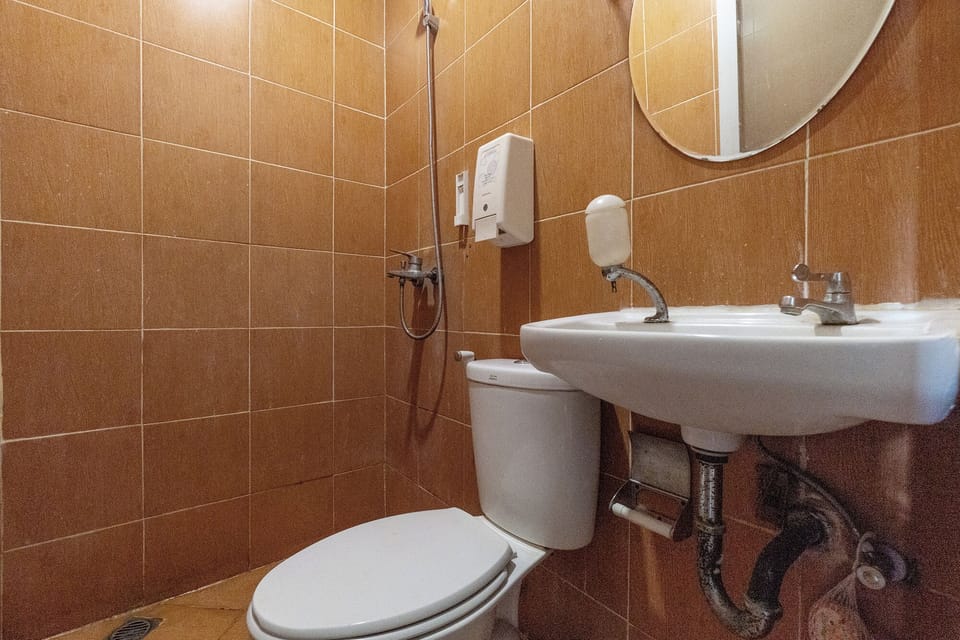 Executive Double Room | Bathroom | Shower, towels