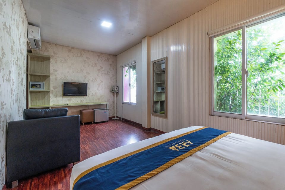 Executive Double Room | Desk, free WiFi, bed sheets