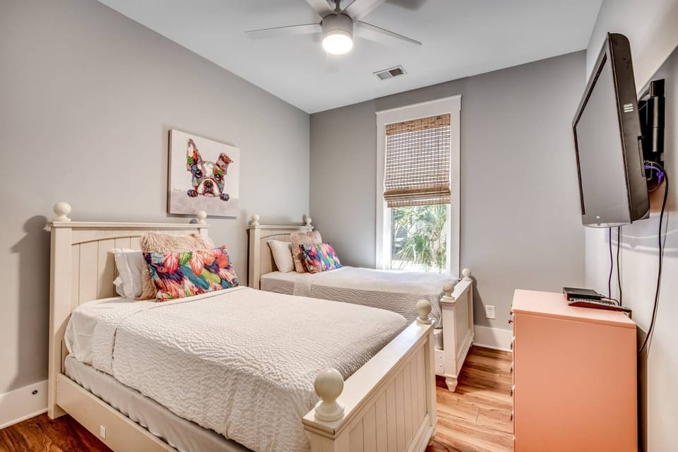 Bedroom with (2) Twin Beds