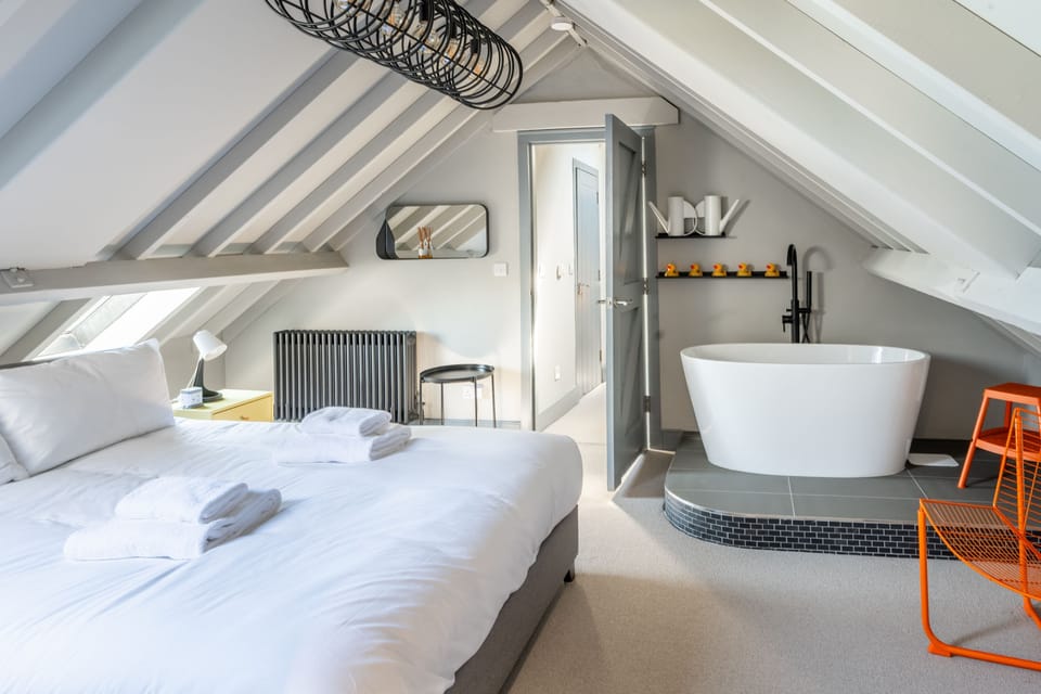 La Retraite, Wolterton: Master bedroom with a king-size bed, slipper bath and large walk-in shower