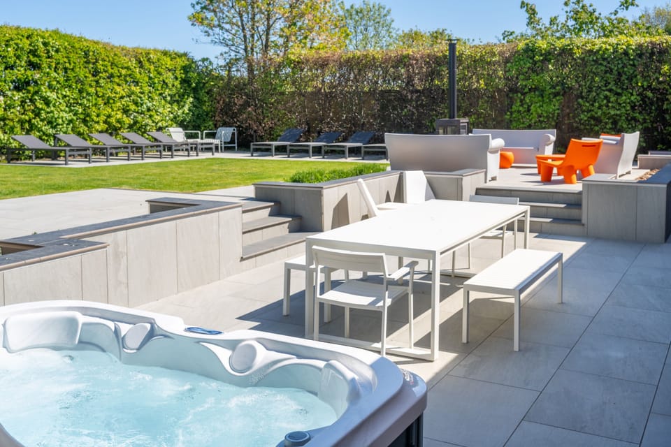 La Retraite, Wolterton: North facing, enclosed sunny courtyard garden with hot tub, sun loungers and a Firebloom outdoor wood burning stove