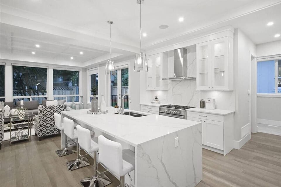 Gourmet Kitchen: Cook up a storm in this stunning, light-filled culinary paradise!