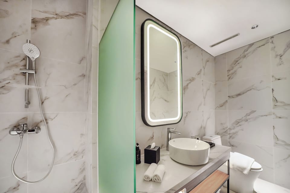 Deluxe Apartment, 2 Bedrooms | Bathroom | Shower, hair dryer, slippers, towels