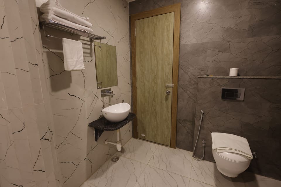 Superior Double Room, Balcony, City View | Bathroom | Bidet, towels, soap, shampoo
