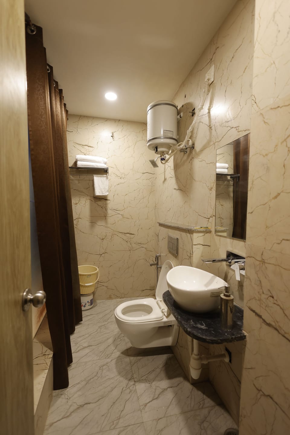Superior Double Room, Balcony, City View | Bathroom | Bidet, towels, soap, shampoo