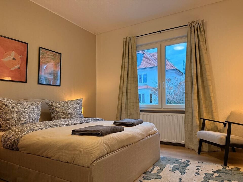 Helle Stube mit grossen Fenstern