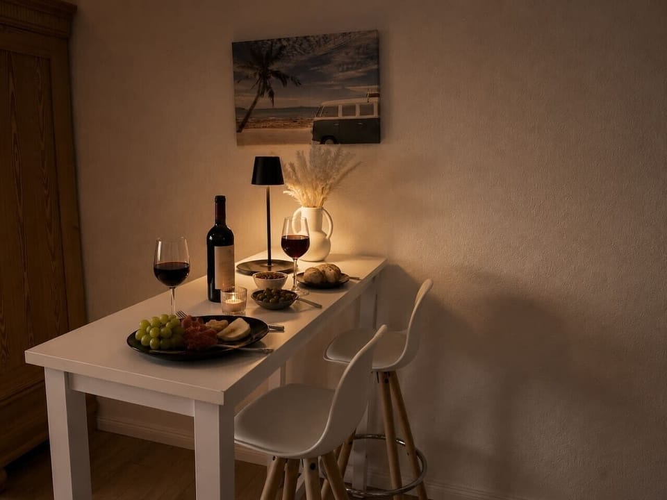 Esstisch fuer drei Personen - perfekt fuer ein romantisches Dinner oder Fruehstueck