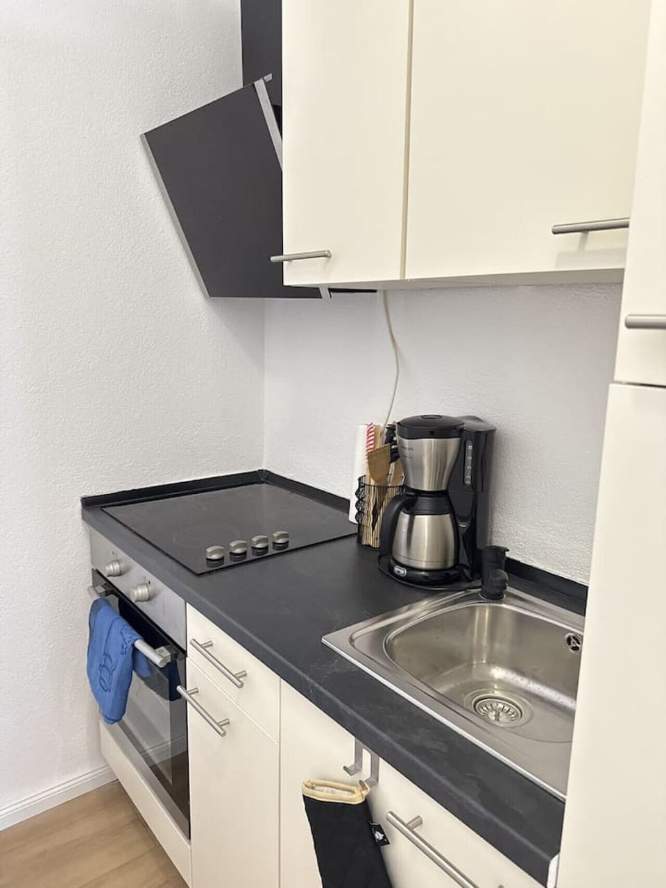 Voll ausgestattete Kueche mit Kaffeemaschine und Herd - alles fuer Selbstversorgung