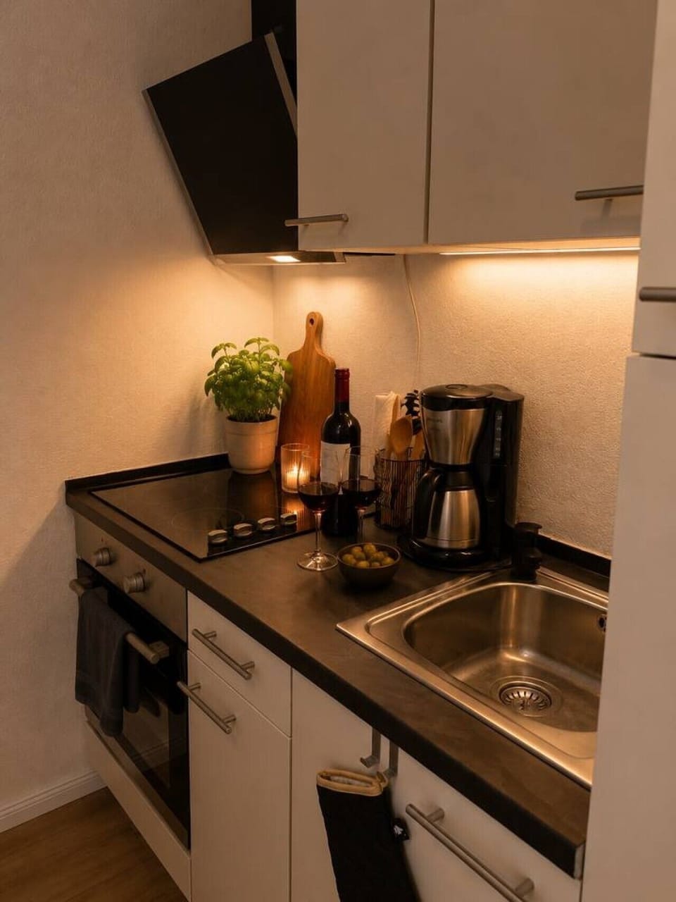 Kochen wie zuhause: Kaffeemaschine, Pfannen, Geschirr - bestens fuer laengere Aufenthalte