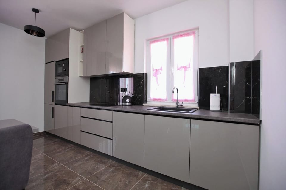 Deluxe Apartment, 3 Bedrooms, Air conditioning, Sea View | Private kitchen