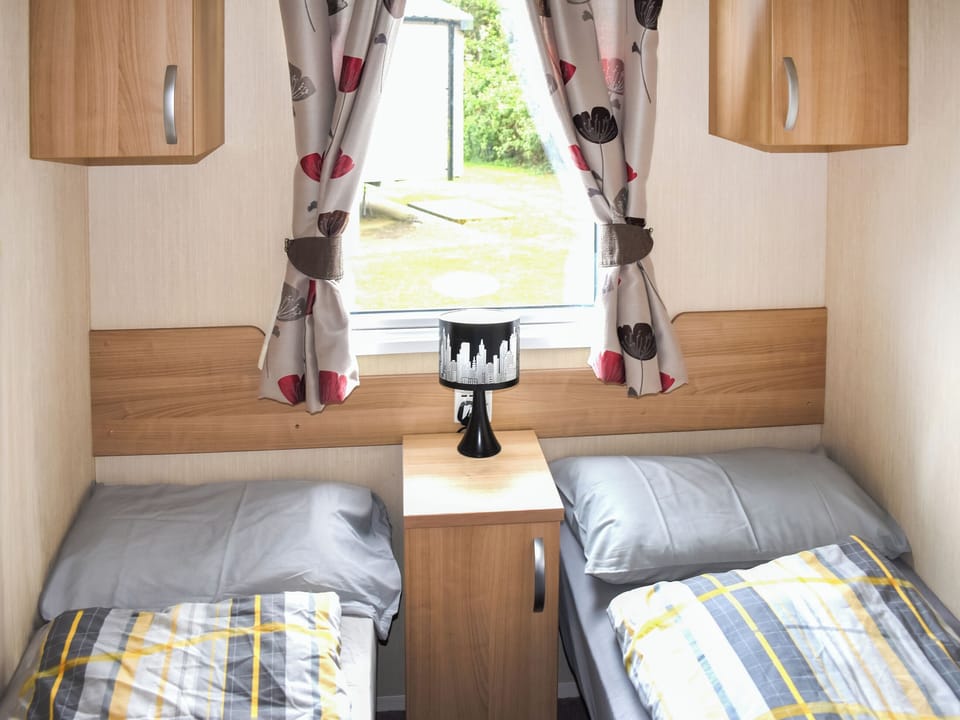 Twin bedroom | Hawks View 18 - Grand Coastal Retreats, Exmouth