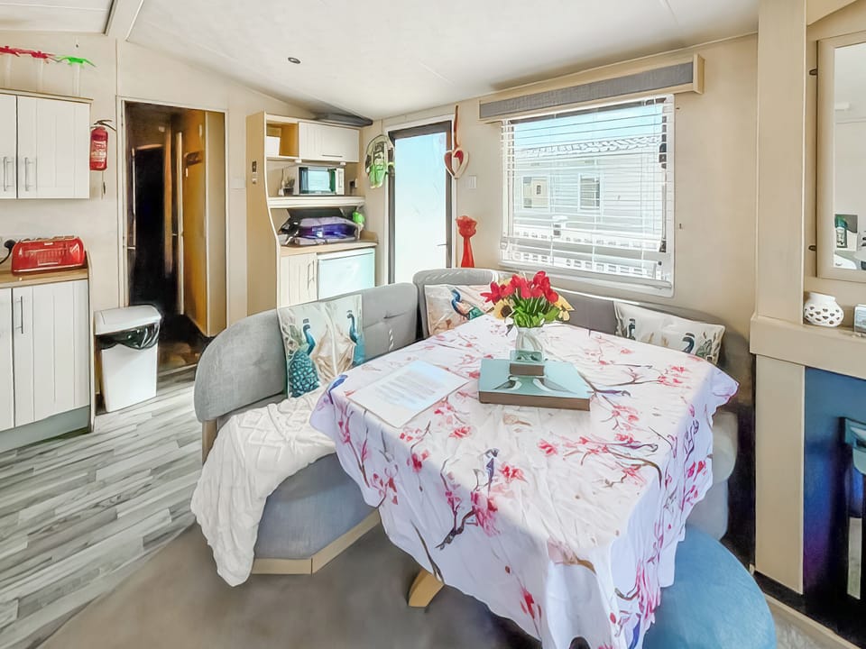 Open plan living space | 42 Golden Sands - Golden Sands, Towyn
