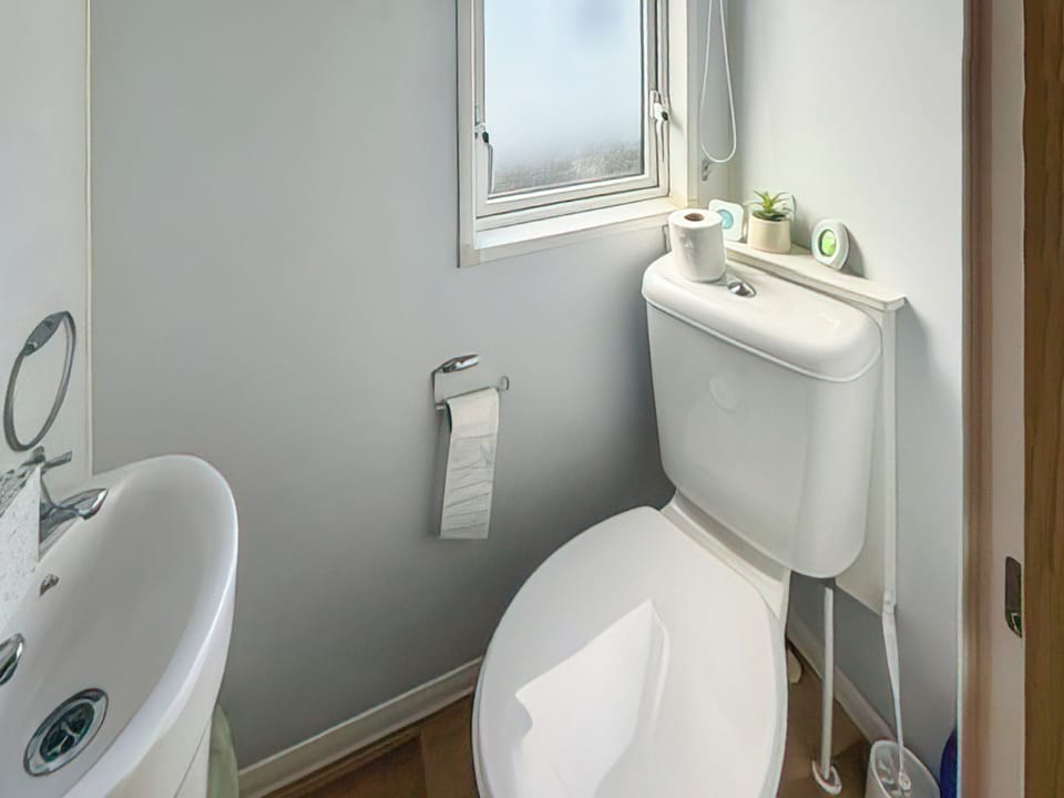 Bathroom | 53 Winkups, Towyn